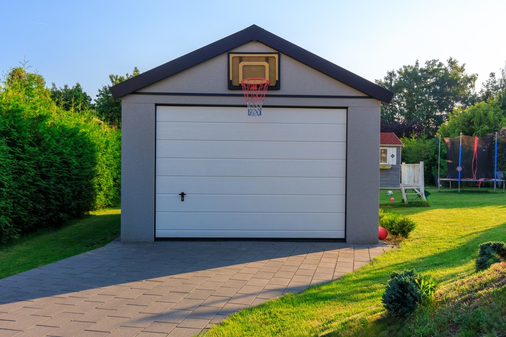 freistehende Garage auf einem Hügel