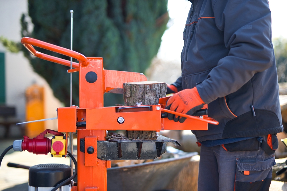 mann spaltet holz